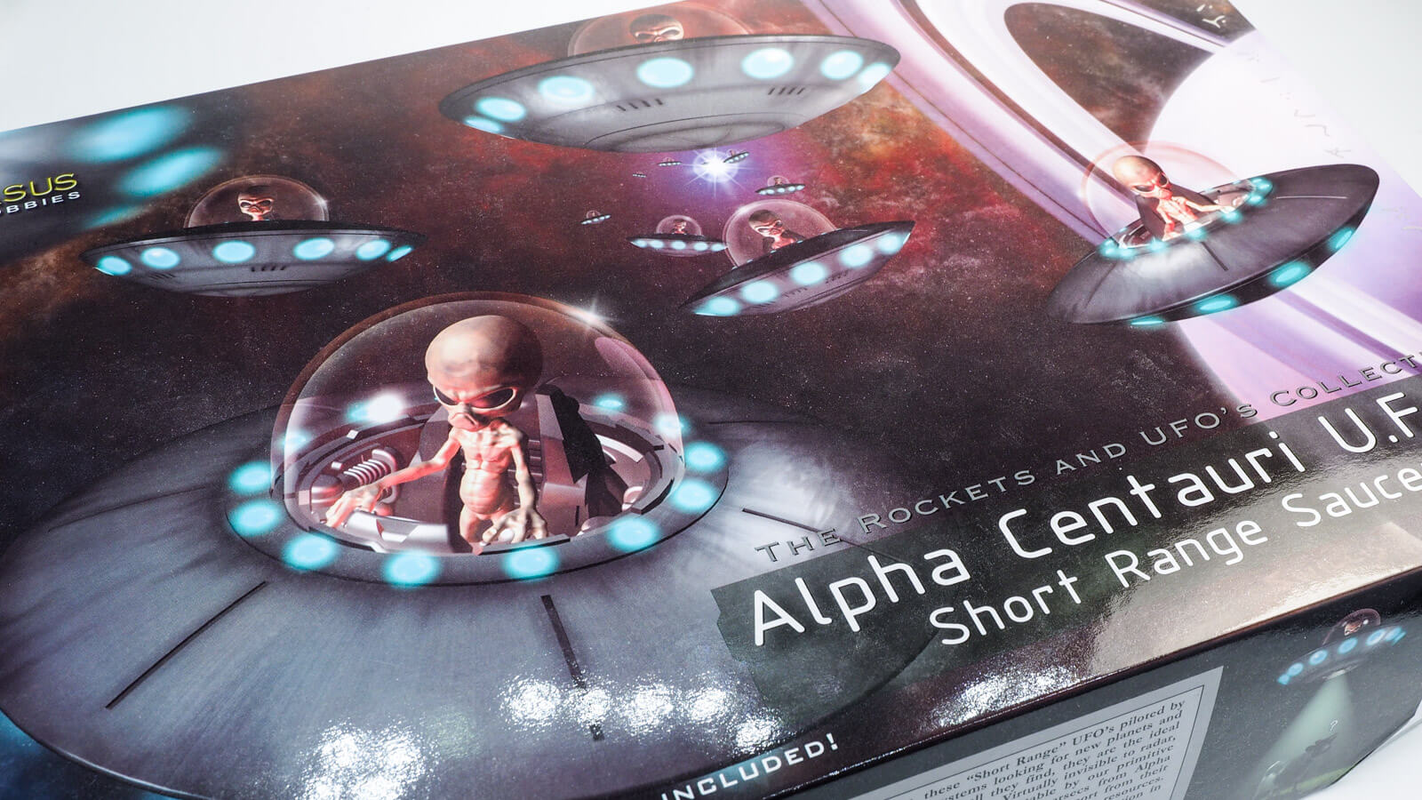 プラモデルの宇宙人の腕を曲げ、UFOに乗せた日／アルファ・ケンタウリ