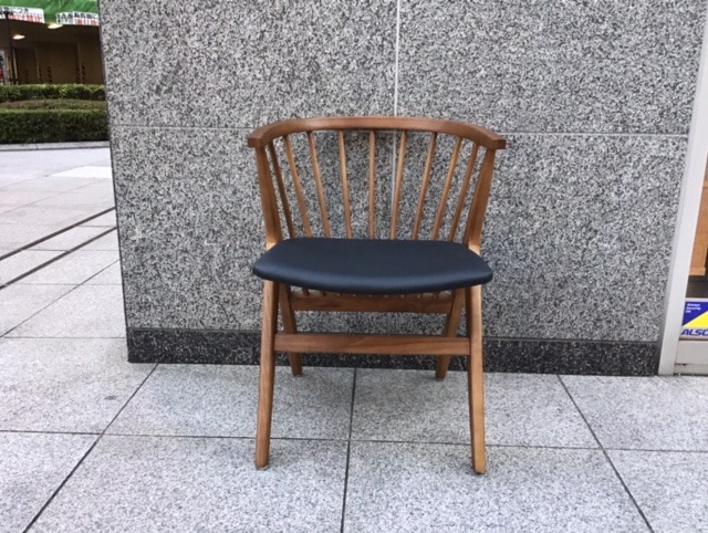 新入荷ダイニングチェアの御紹介 高級感漂う木製スピンドルバック