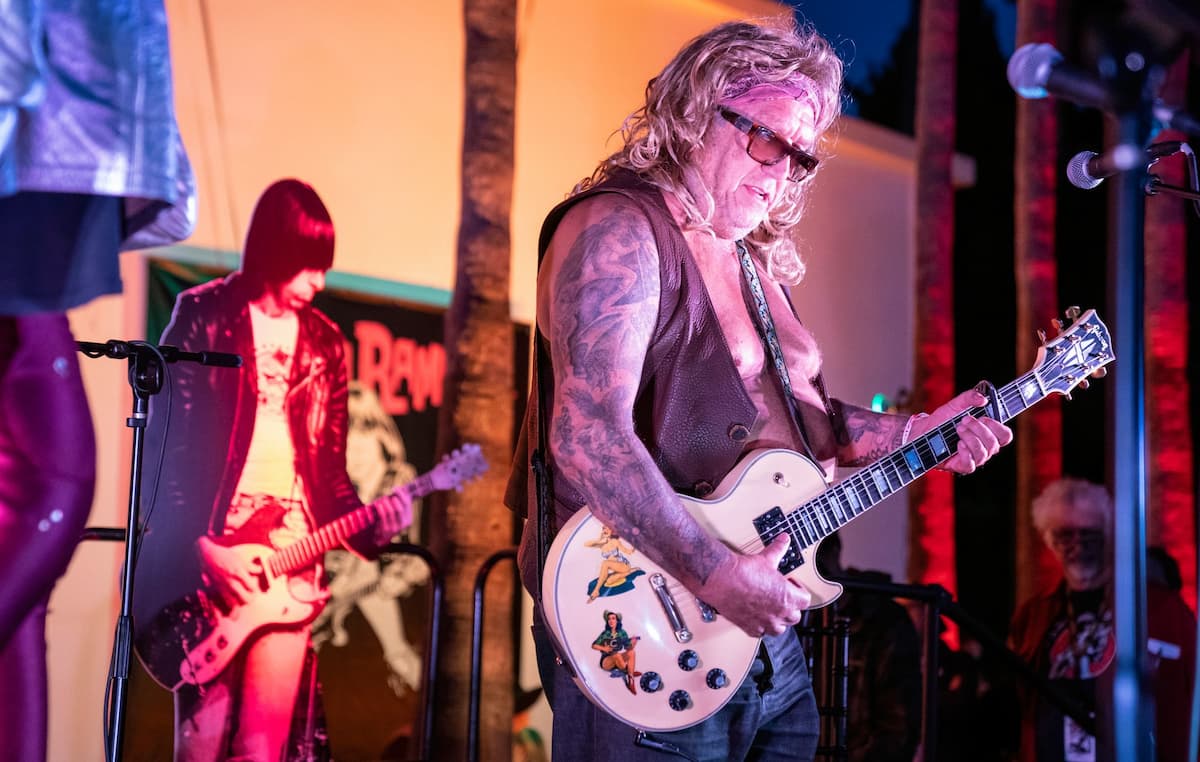 セックス・ピストルズのスティーヴ・ジョーンズ、パンク・ロックを聴く