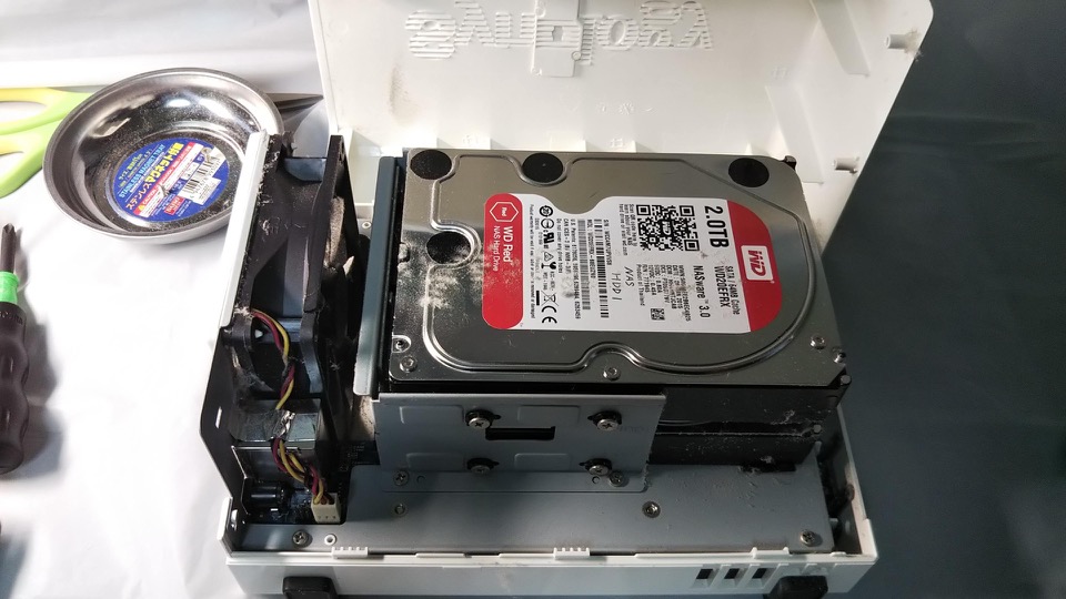 NAS(Synology DS215j)のファンを全部バラして交換【全てバラす必要は