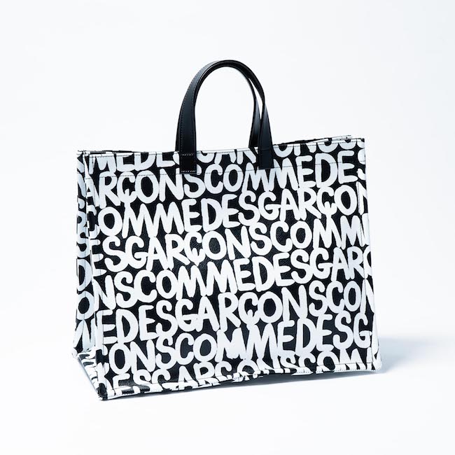 全面ロゴがインパクト大！「Comme des Garçons」の新作バッグ | Numero