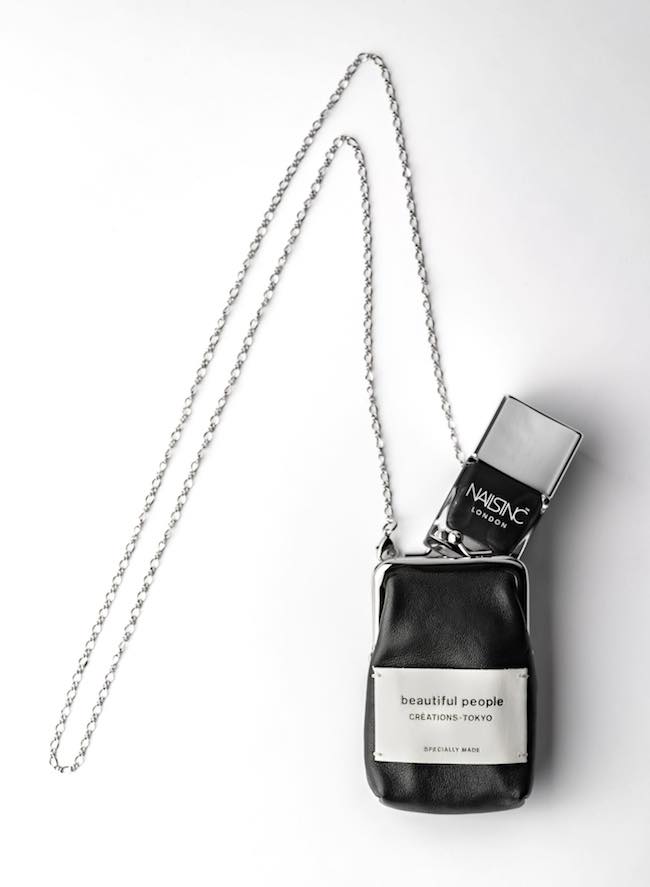NAILS INC」×「beautiful people」レザーのミニポーチとブラックネイル