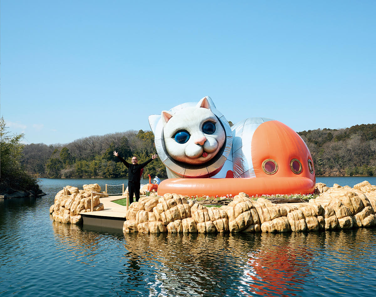 埼玉の湖に猫の島が出現？ ヤノベケンジ： 宇宙猫とアートの進化論