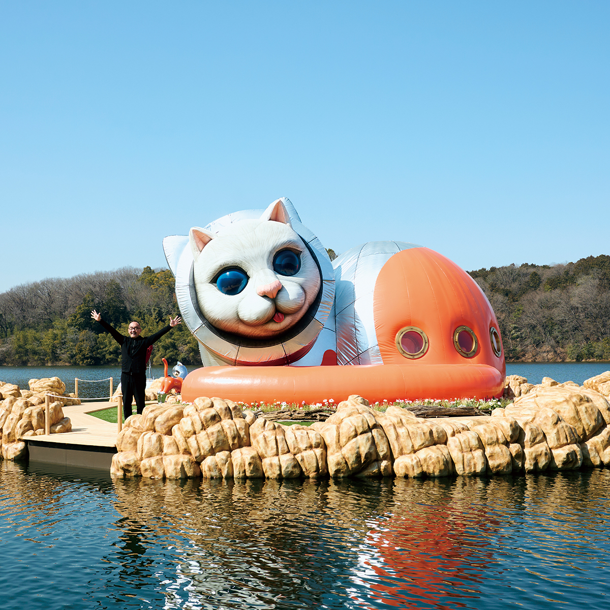 埼玉の湖に猫の島が出現？ ヤノベケンジ： 宇宙猫とアートの進化論