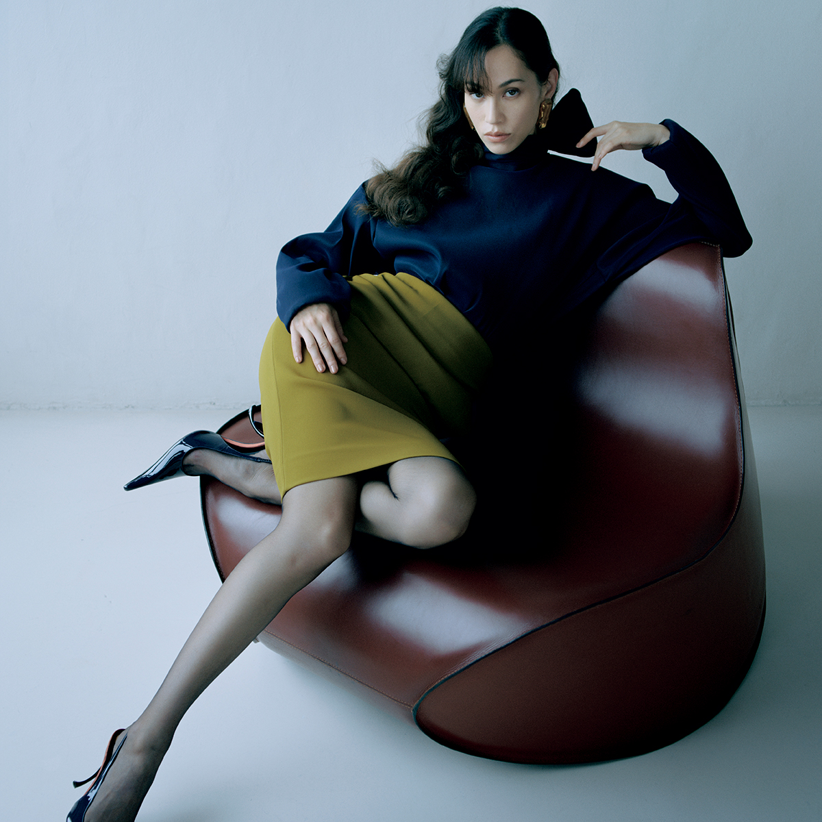 静かなる強さに潜む秘密。水原希子が纏う、サンローラン 2025年冬