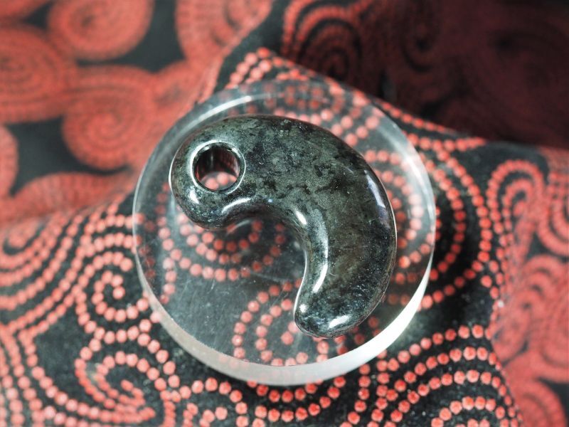 出雲大社の宝物 真名井の勾玉モデル（蛇紋岩製・ほぼ実物大の33mmサイズ）