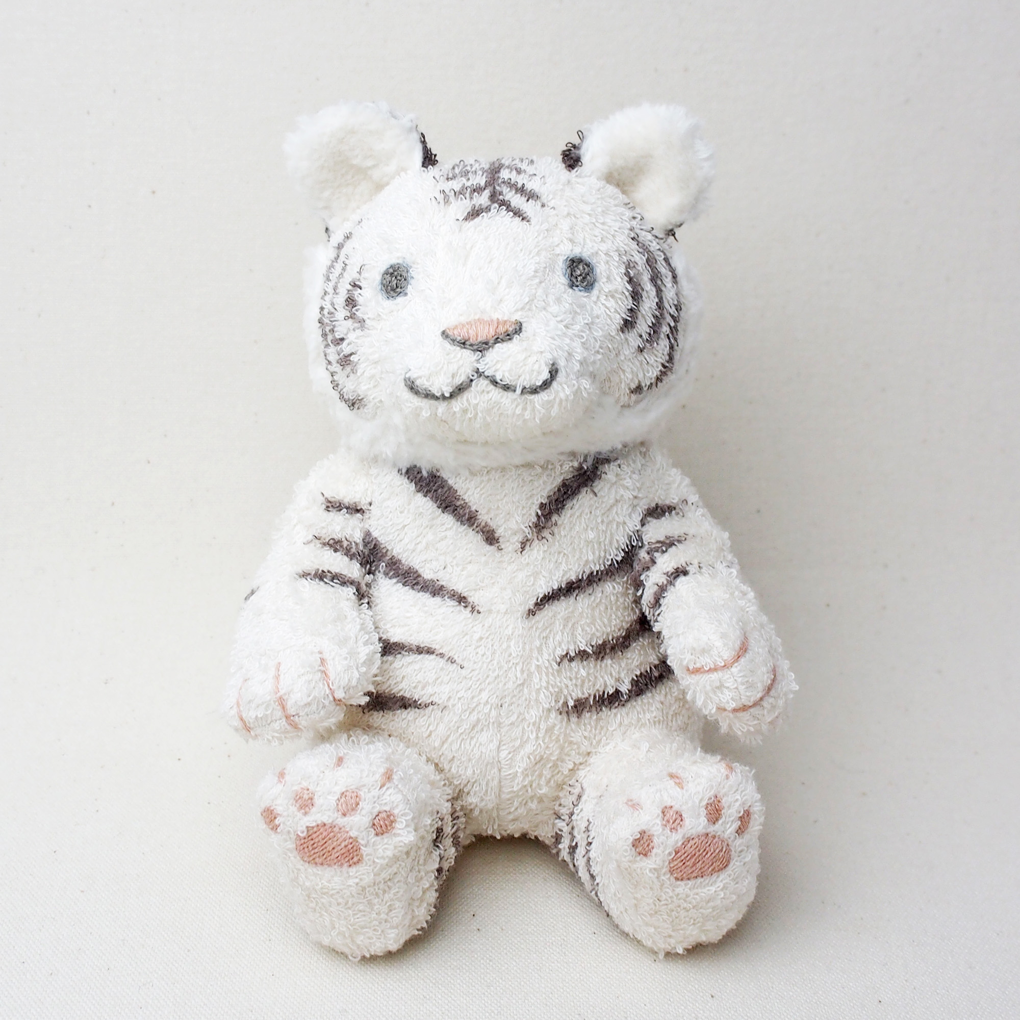 オーガニックコットン ベンガラ型染め ホワイトタイガーのぬいぐるみM