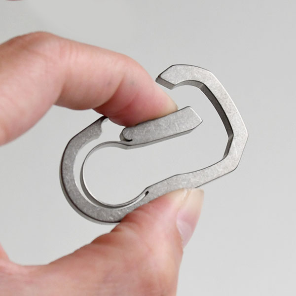 ハンドグレイ チタン製キーカラビナ（キーリング付属） HANDGREY K