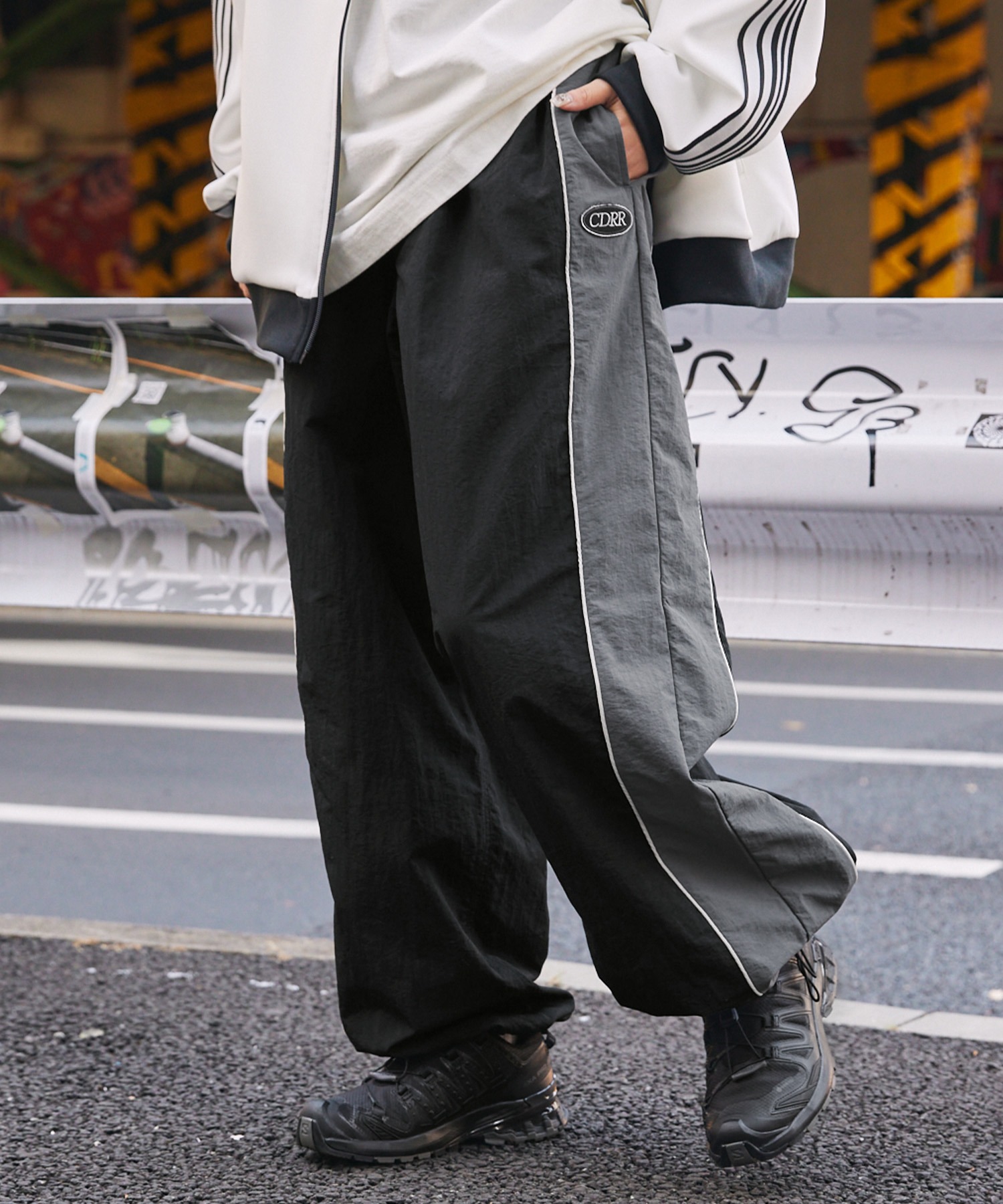 CODDERR】サイドパイピングライン切替ルーズナイロンパンツ MONO-MART