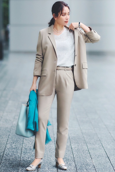 ベージュスーツが似合う人になる3ヵ条｜春のおしゃれな10の着こなし