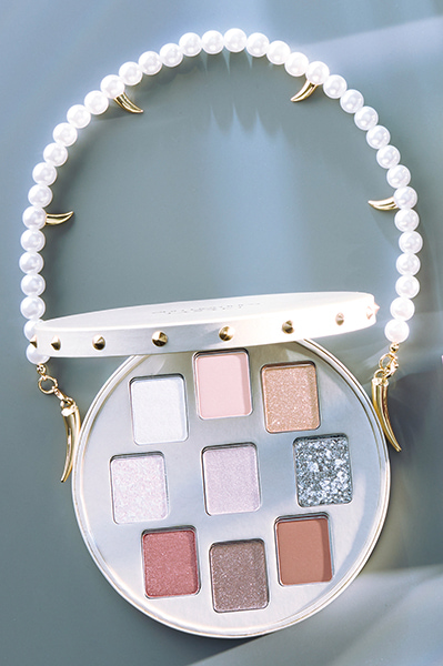 ホリデーコスメ2024】期間限定「マルチパレット」3選｜間違いのない色