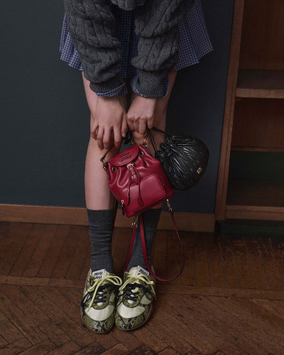 ミュウミュウ｜チェック柄バックパックやレッドのペニーローファーが