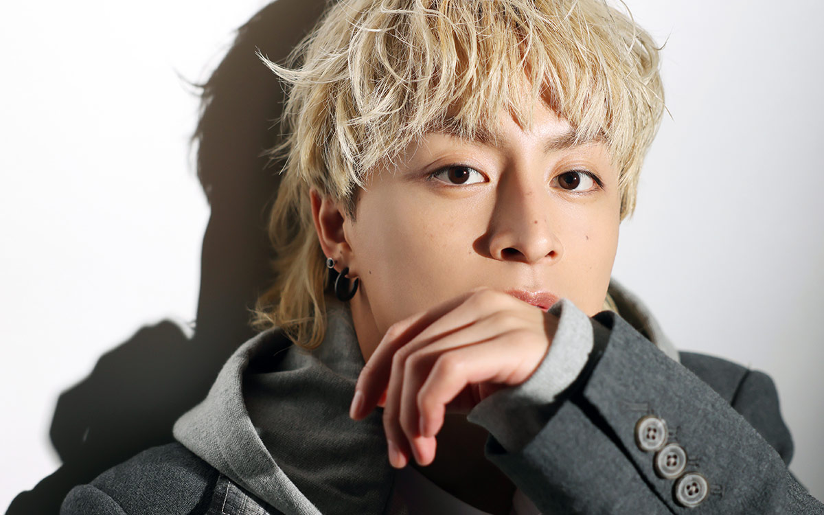 白濱亜嵐、〝恋人目線〟にこだわった2nd写真集 『Hallelujah!!』がバズ