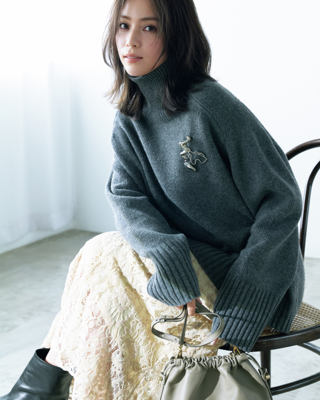 冬のグレーセーターコーデおすすめ21選｜テイスト別のおしゃれな