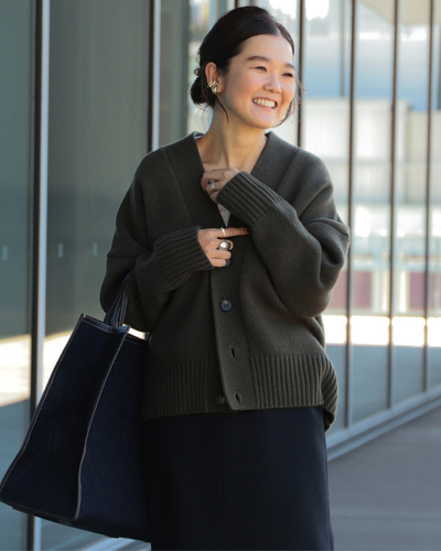 休日スニーカーコーデは、黒のタイトスカートで「きれいめ」に着地