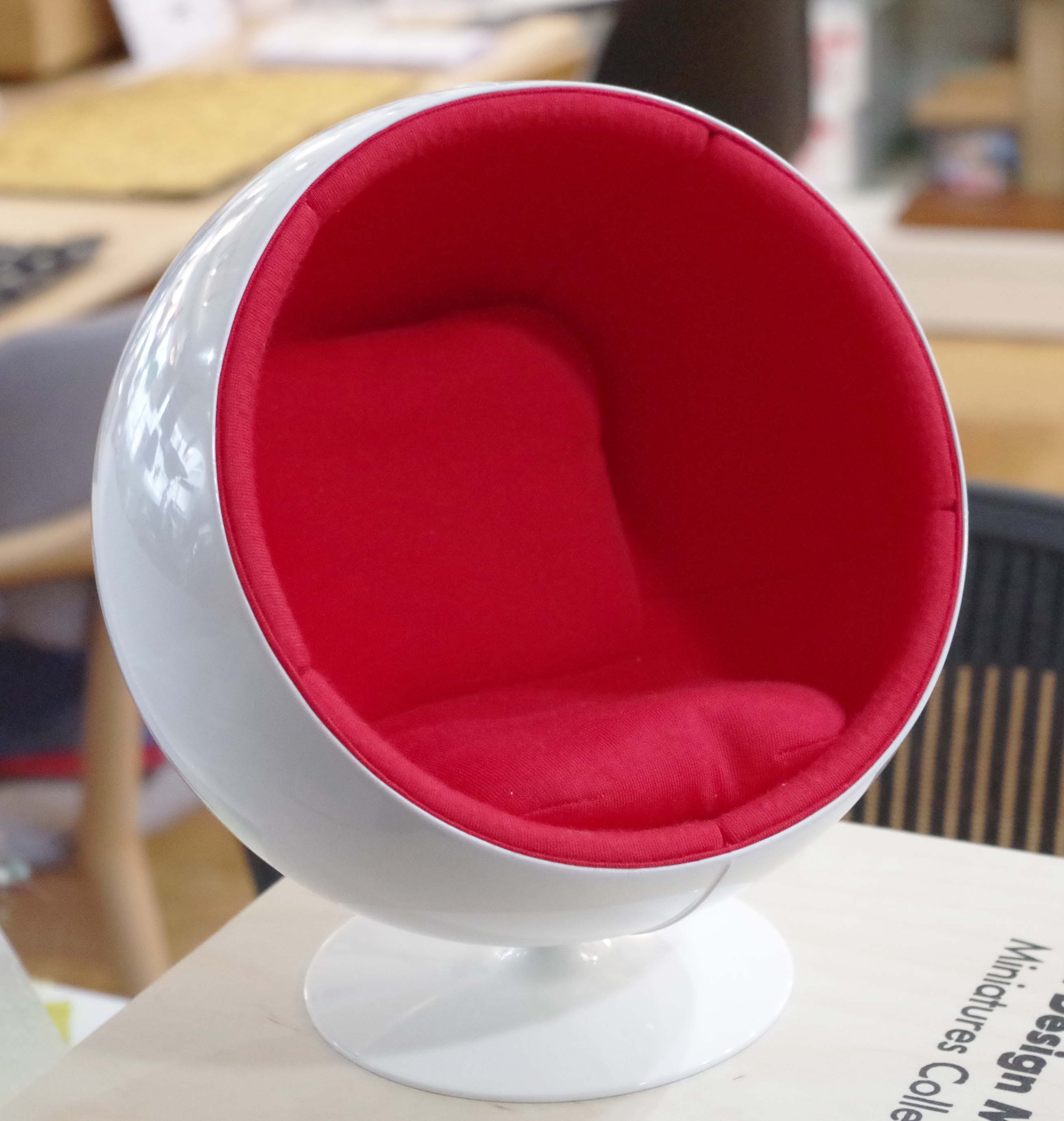 エーロ・アールニオの名作椅子「ボールチェア」とは | 名作家具と