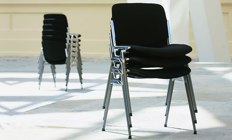 アルミと成形合板を組み合わせたかつてカステリチェアと呼ばれたジャン