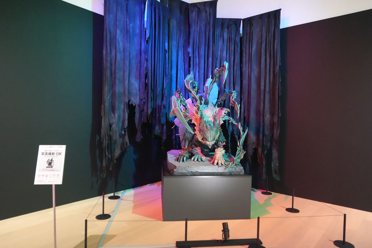 等身大“黒デク”フィギュア」 (c)堀越耕平／集英社 [画像ギャラリー 5