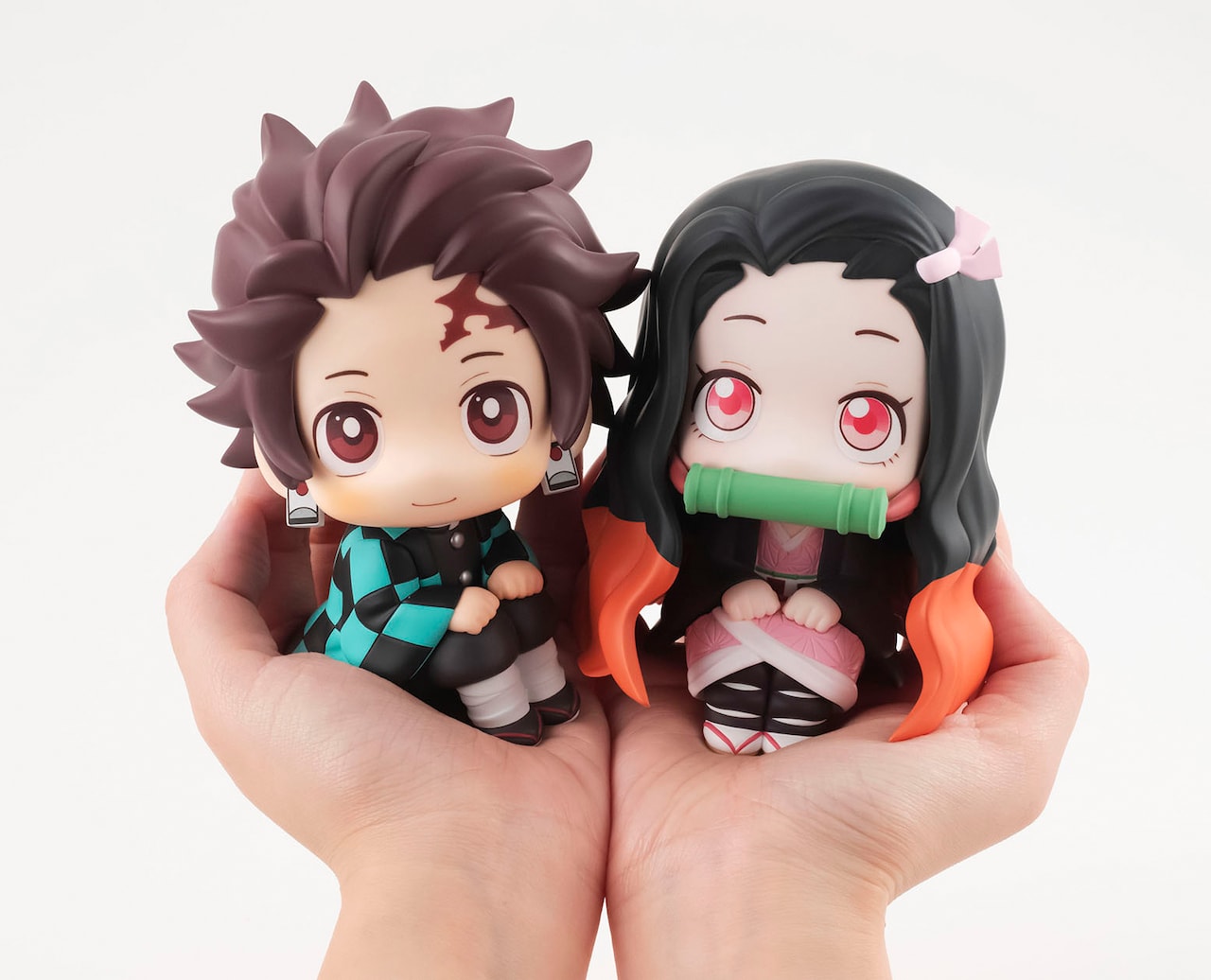 鬼滅の刃」上目遣いがかわいい炭治郎＆禰豆子のフィギュア、座布団付き