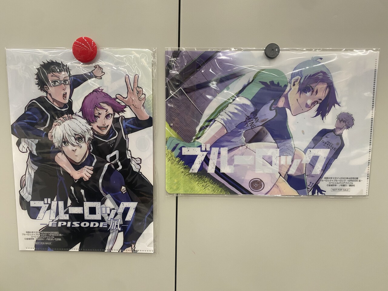 ブルーロック -EPISODE 凪-」本編とコラボした両面クリアファイルが別