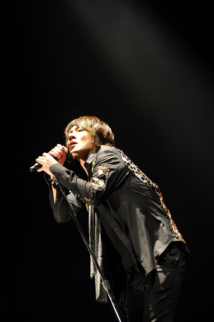 吉井和哉、年末恒例武道館ライブで早くも新曲披露 - 音楽ナタリー