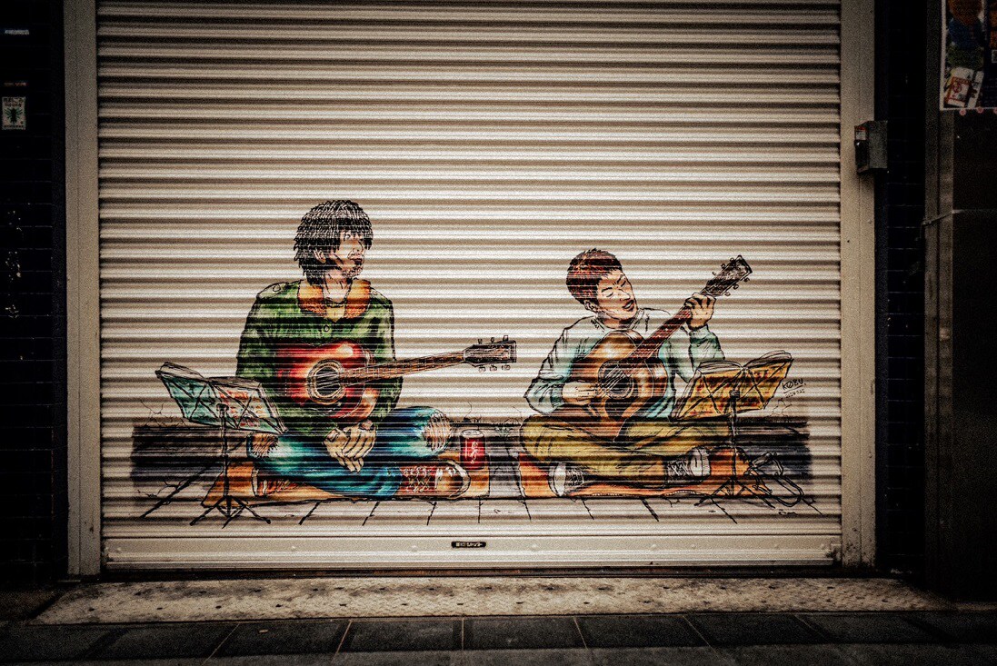 九月八日のシャッターに描かれたコブクロのイラスト。 [画像ギャラリー