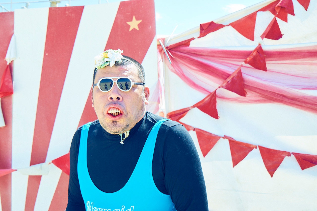 野性爆弾くっきー扮する「お花を摘みにきたのちゃん」。 [画像