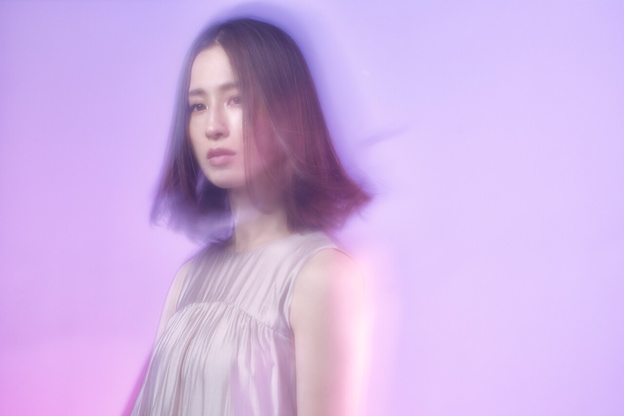 日向坂46河田陽菜、ラッコのぬいぐるみを抱きしめる - 音楽ナタリー