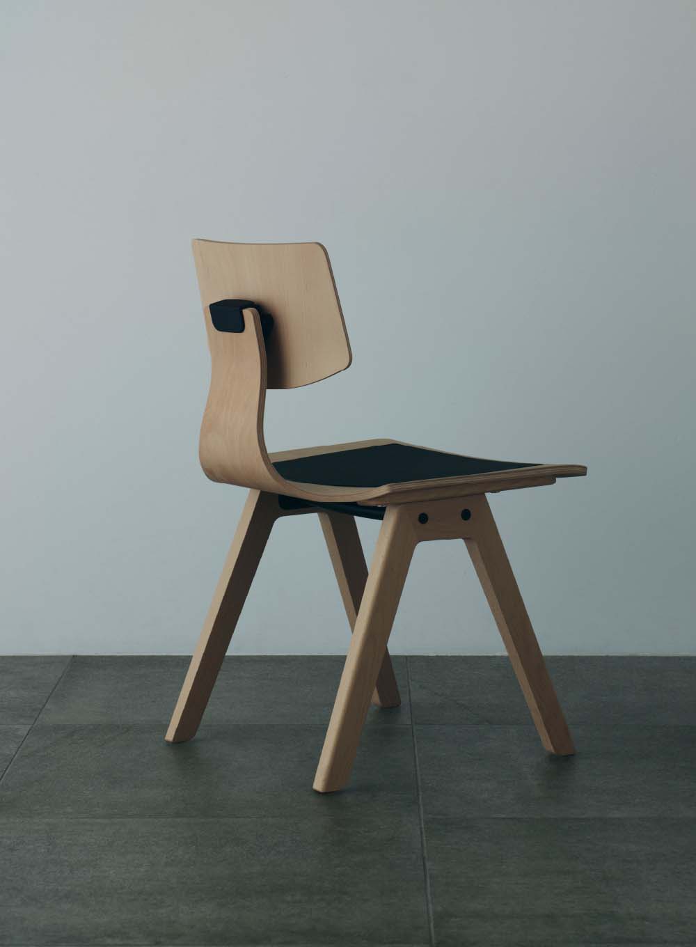 器具から家具へ」働くという行為を自由にする ワーキングチェア ELMAR