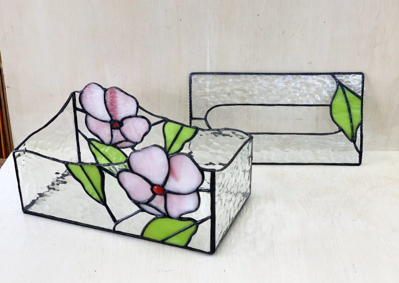 生徒さんの作品。ステンドグラスのティッシュケース | ステンドグラス