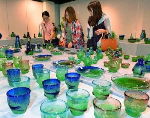 琉球ガラス名工の300点 稲嶺盛吉展きょうから タイムスギャラリー30日