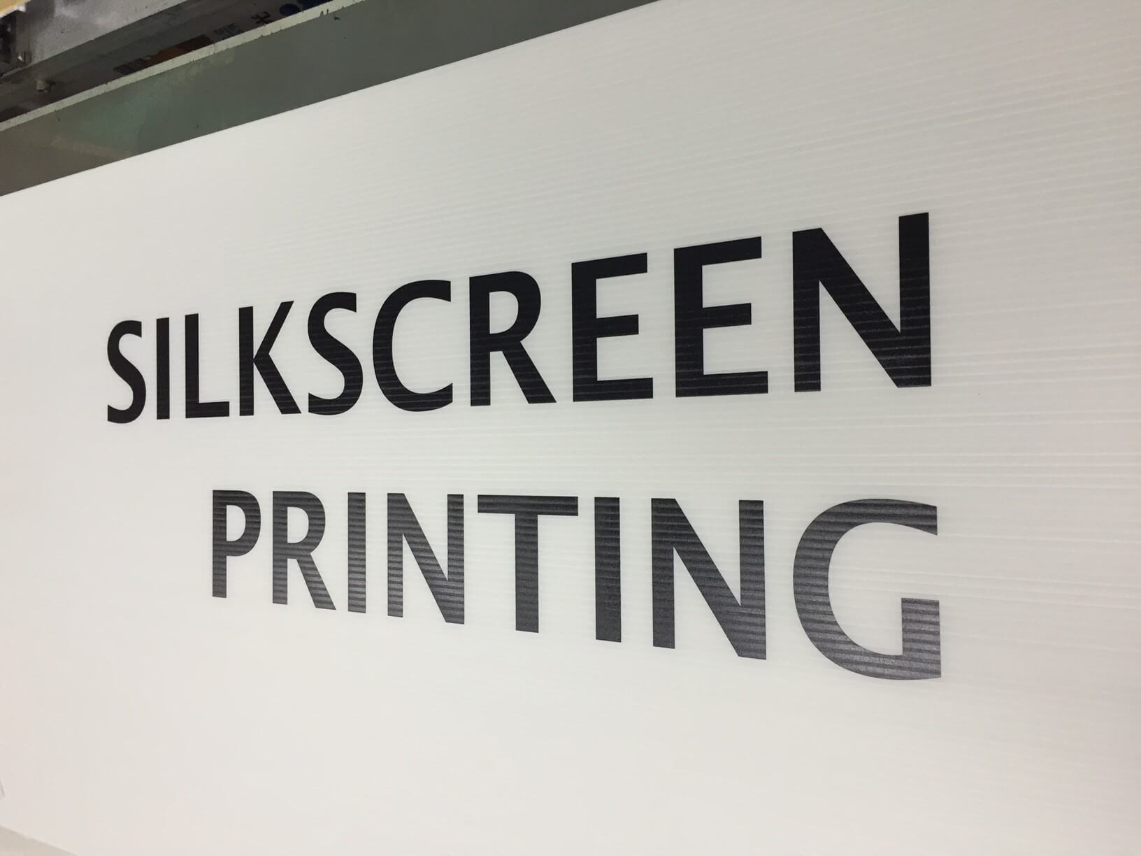 シルクスクリーンで看板印刷/(有)大石孔版