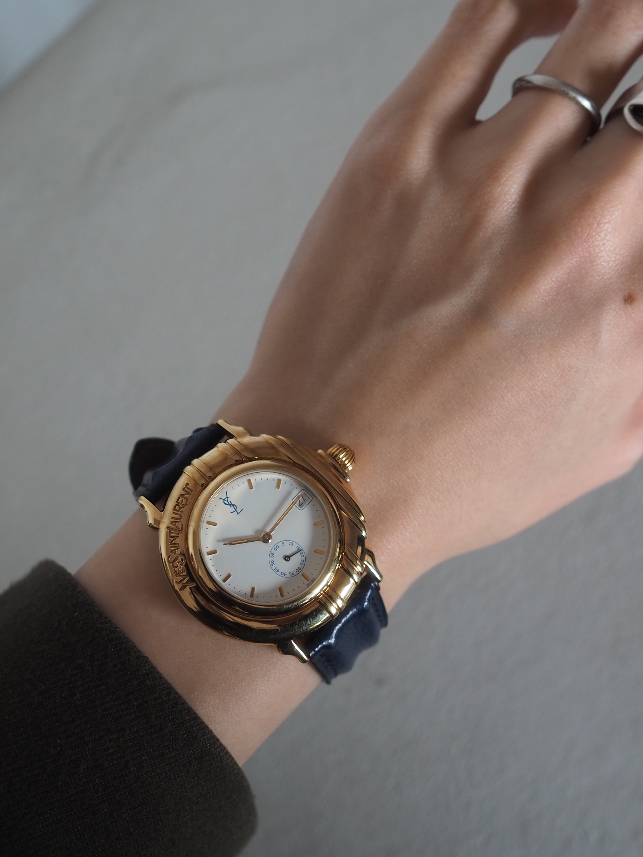 Yves Saint Laurent サンローラン YSL ラウンド ウォッチ 腕時計