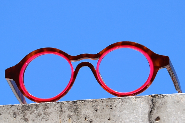 表参道ヒルズのメガネ店「リュネット・ジュラ」にてアバンギャルドな