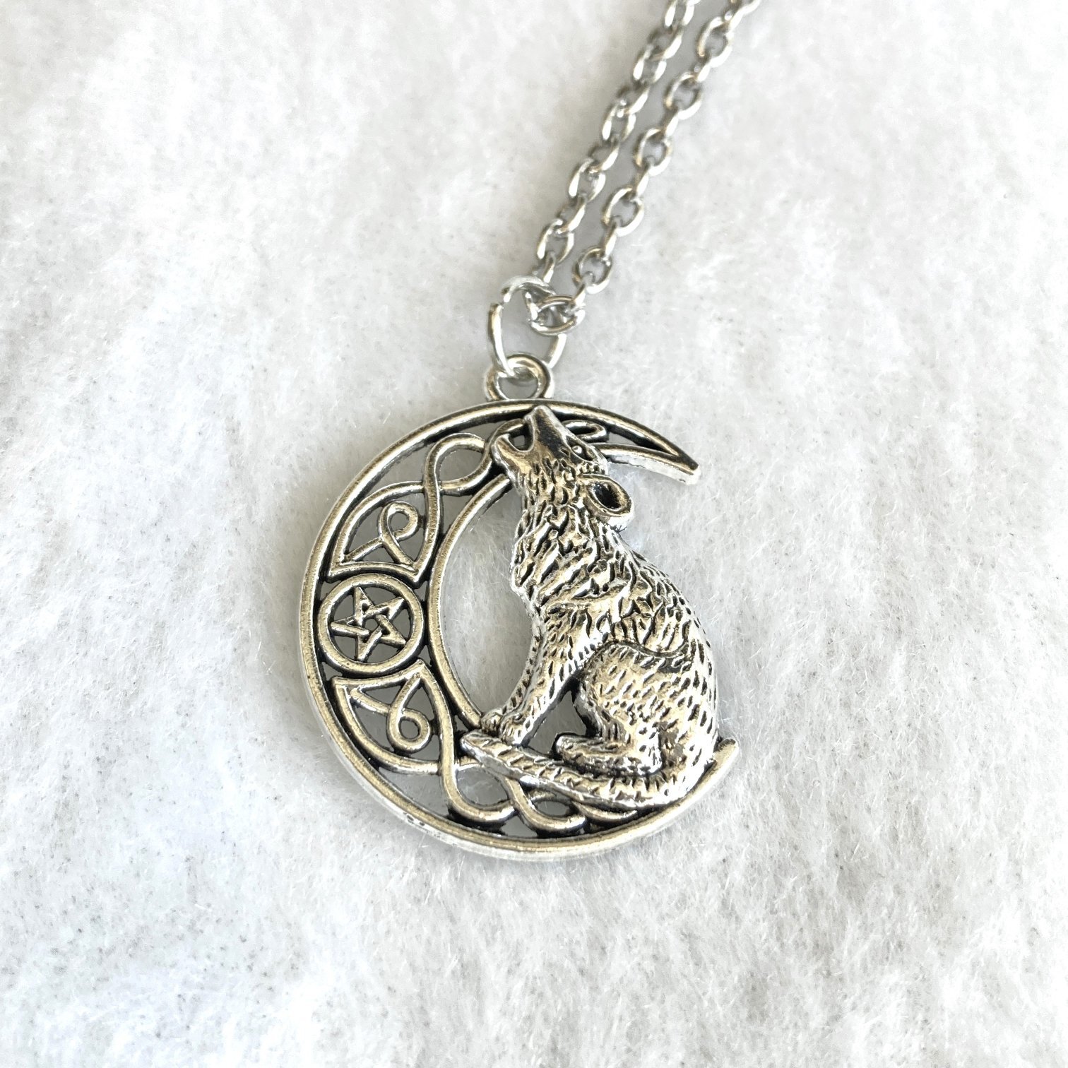 最悪な状況を良い方向へ変える魔術ペンダント ウルフムーン - お守り屋