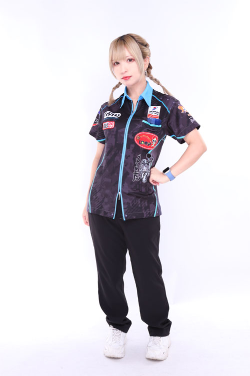 小野寺 由貴選手の写真撮影が行われました｜ダーツ用品メーカーOne80