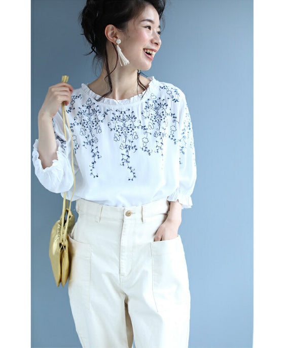 セール商品返品交換不可】蔦模様刺繍のフリルネックブラウストップス