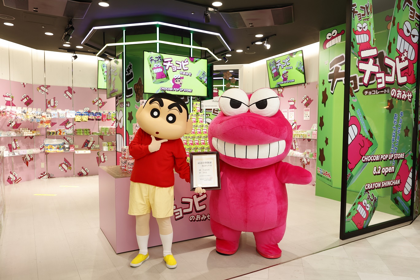 ワニ山さんの日」制定記念授与式に「ワニ山さん」とクレヨンしんちゃん