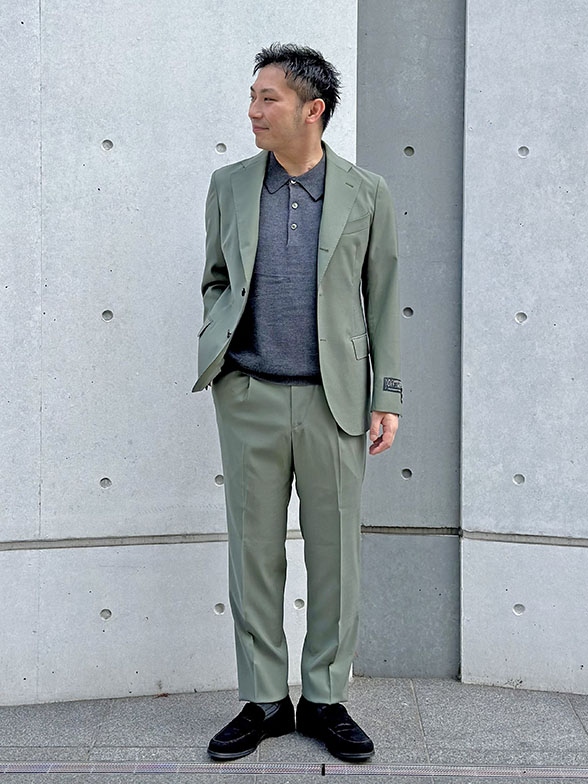 カジュアルな印象のカーキセットアップ | スタイリング