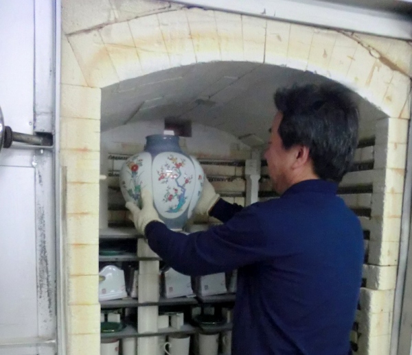 染錦梅菊牡丹）花瓶|有田焼の老舗-香蘭社オンラインショップ