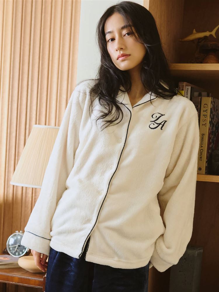 まるで毛布！のような暖かさ]ロゴ刺繍前開きマイクロファイバー