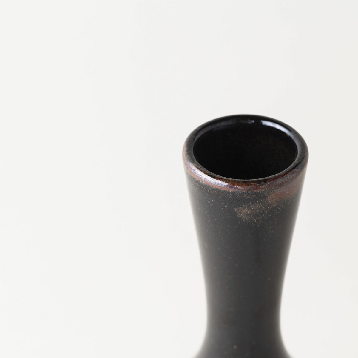 黒薩摩鶴首花瓶[クロサツマツルクビカビン]｜沈壽官窯（ちんじゅかんが