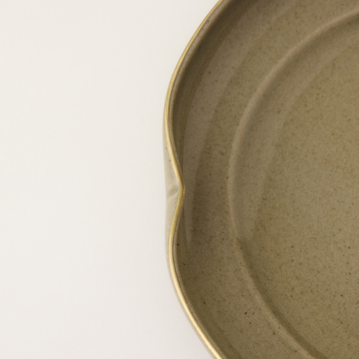 青釉四葉皿[アオユウヨツバザラ]｜沈壽官窯（ちんじゅかんがま）薩摩焼