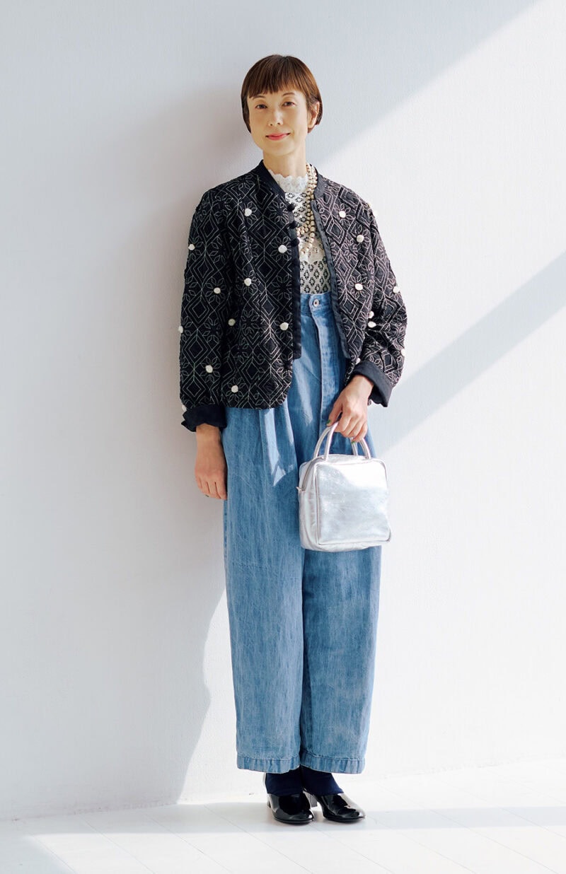 サロペットパンツ¥74,800 ／スズキ タカユキ、刺繍ジャケット¥85,800