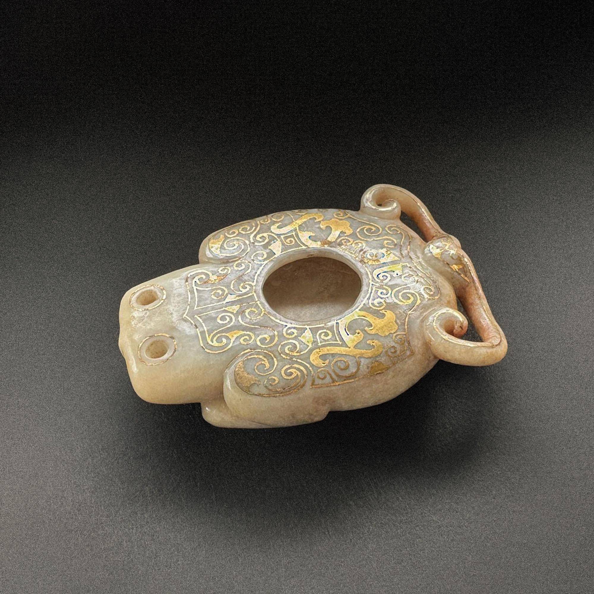 和田白玉錯金卷草紋瑞獸形筆洗| 藏品詳情