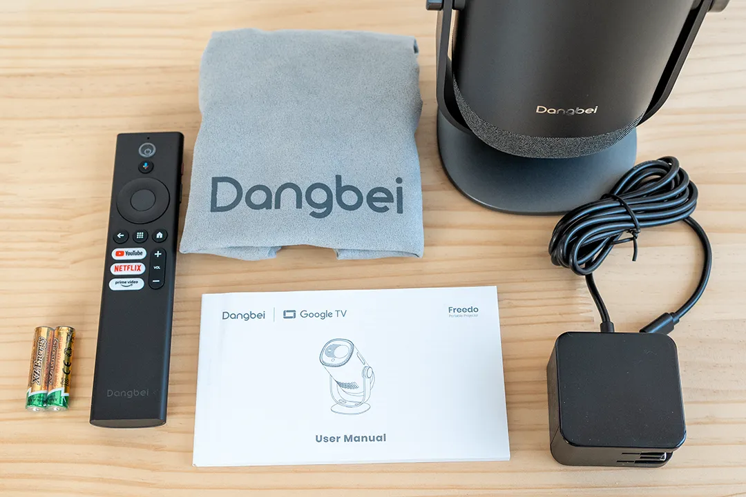 Dangbei Freedo レビュー：コンパクトで天井投影も可能なバッテリー