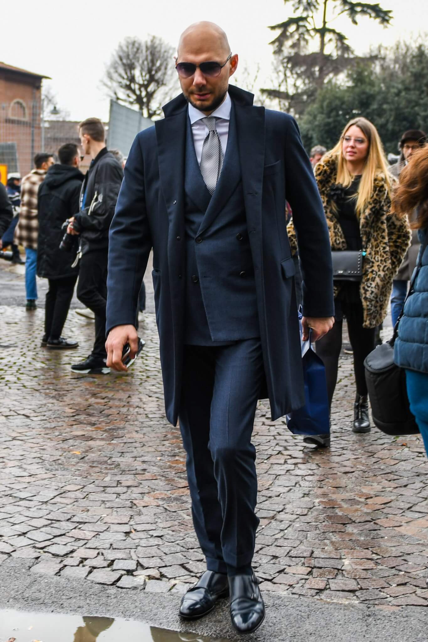 ネイビーコートは品の良さを備えた汎用性抜群のメンズ鉄板アウター