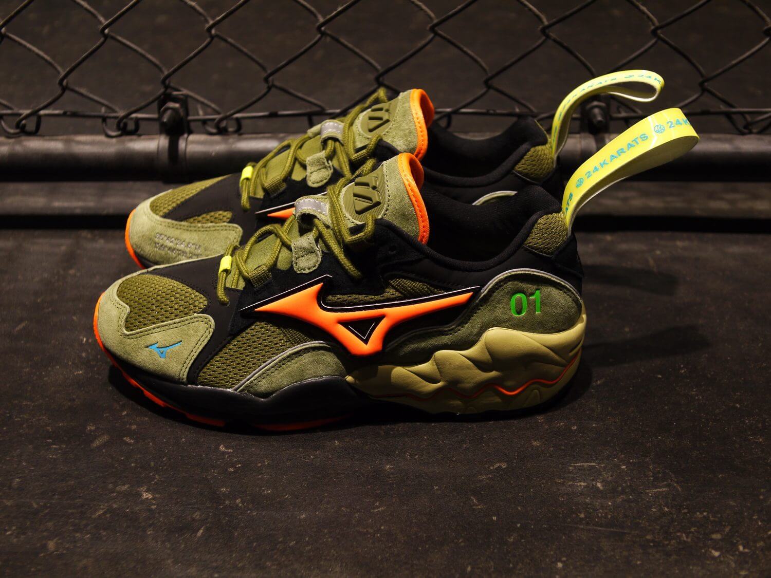 Mizuno × 24Karats × mita sneakers」のトリプルネームで、ミリタリー