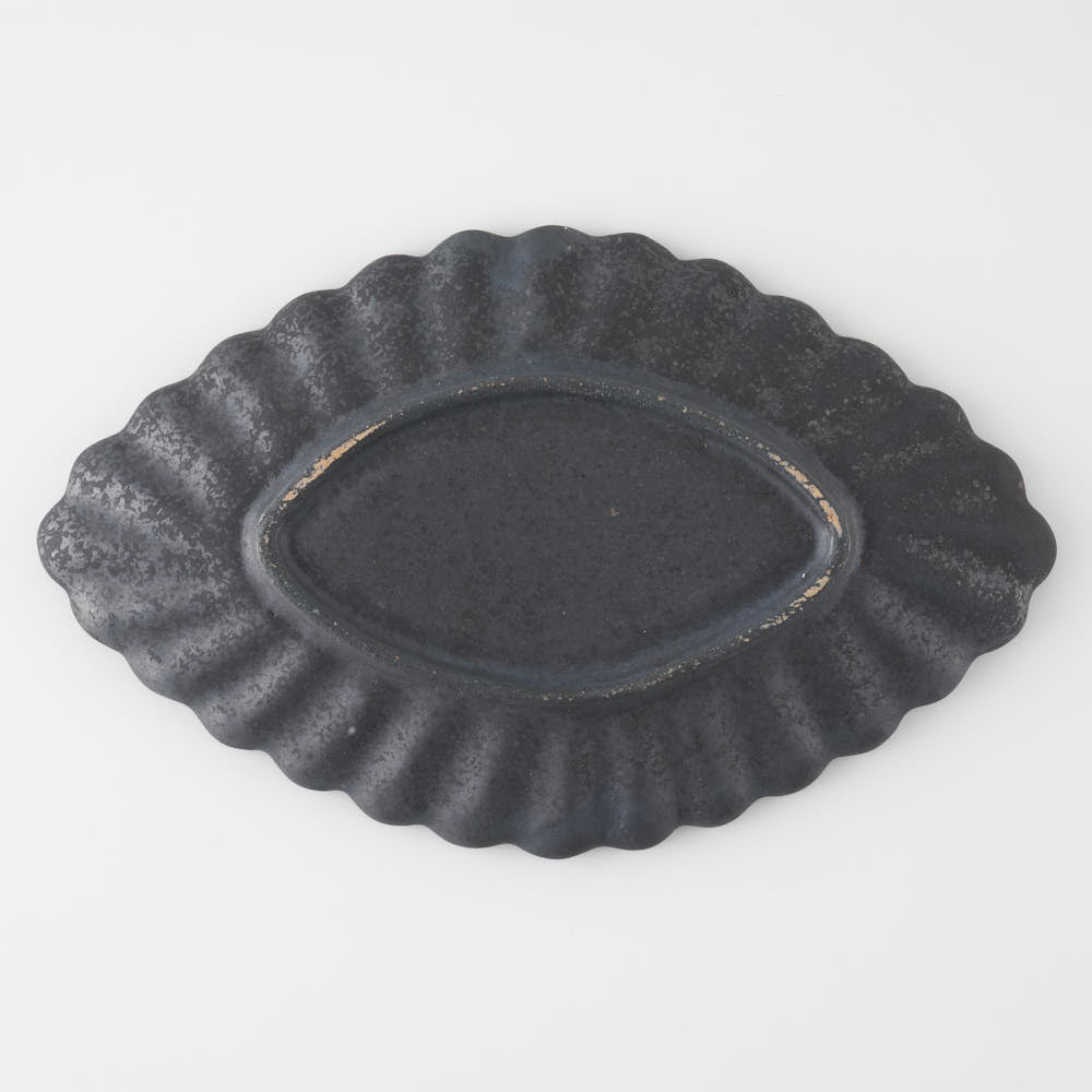 作家 青柳憲儀 黒釉 輪花菱楕円皿 ¥4,400 大人の焼き物