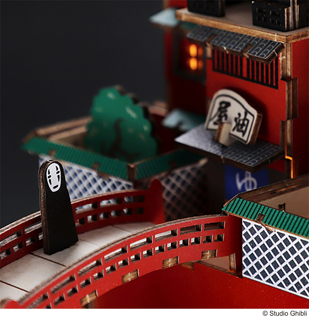 千と千尋の神隠し』油屋のLEDライト付き木製立体パズルが圧巻の再現度